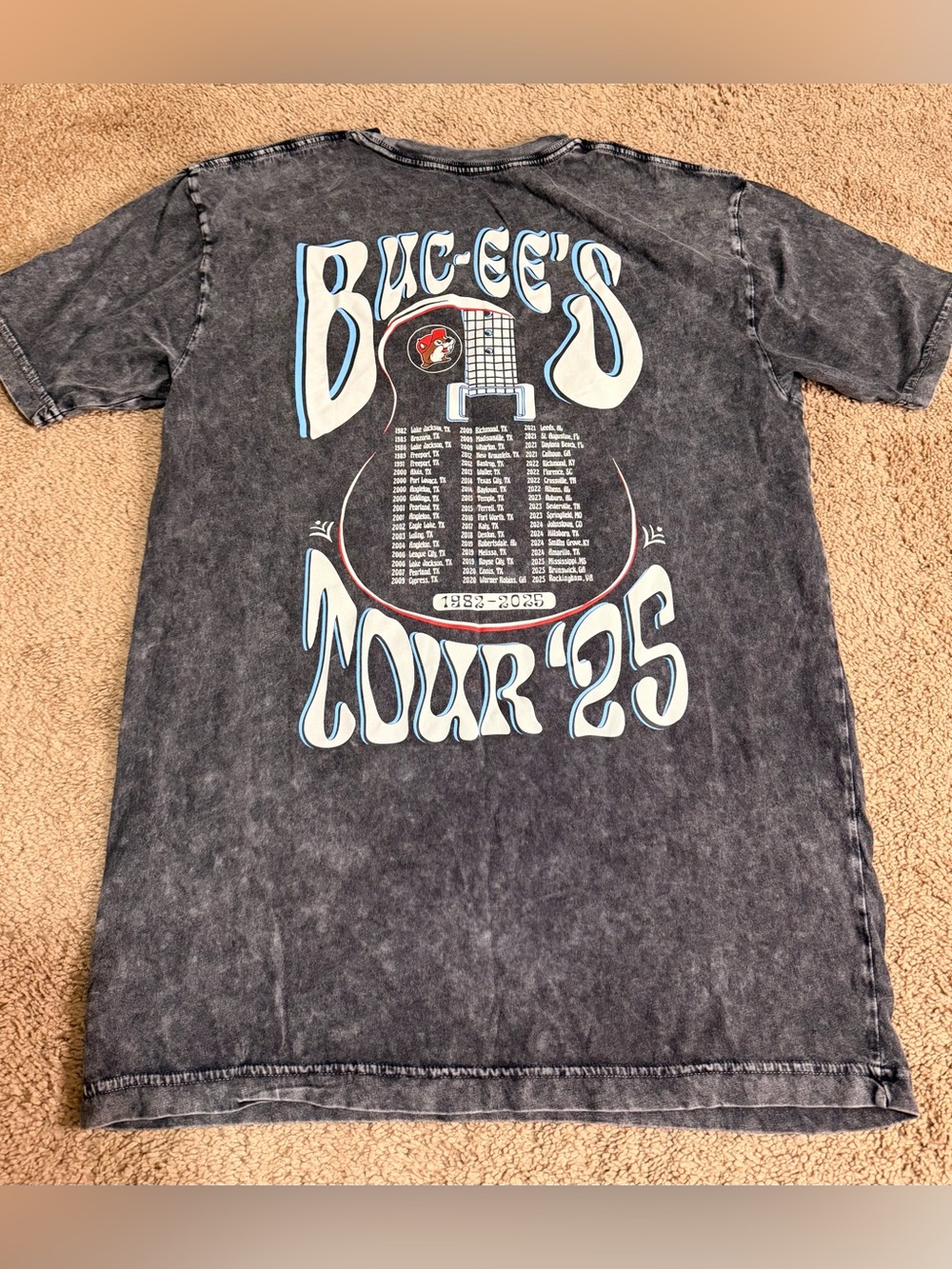 Men’s Buc-ee’s Black Graphic Short Sleeve Tee with Guitar Headstock Print - Picture 2 of 2
